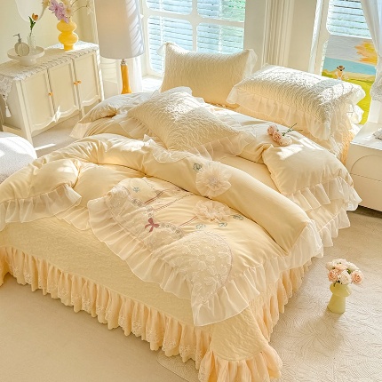 91家纺网 家纺一手货源 找家纺 （总）苏米娜家纺2025小清新公主风水洗棉四件套床裙款韩版蕾丝花边夹棉床盖款四件套甜美少女心床套四件套