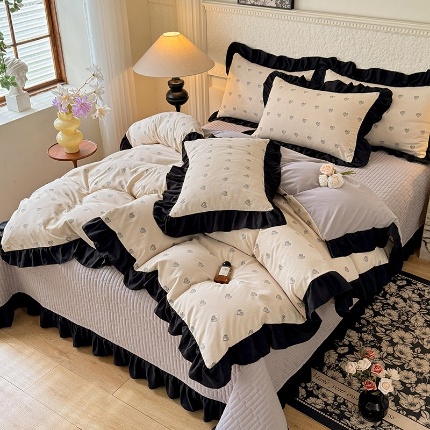 91家纺网 家纺一手货源 找家纺 （总）苏米娜家纺2025法式赫本风四季跑量款花边夹棉床盖加厚水洗棉泡泡棉糯感印花韩版床盖床盖四件套法式赫本风榻榻米绗缝床盖夹棉床盖纯色印花