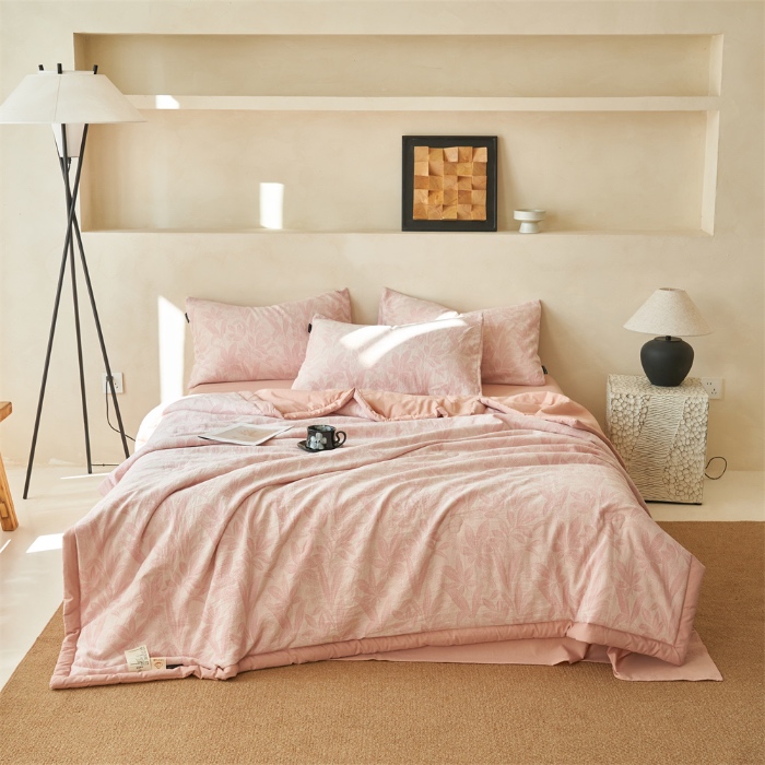 91家纺网 家纺一手货源 找家纺 金鹰 2025新款A类纯棉水洗棉提花三层纱叶之韵味空调被夏凉被大豆夏被四件套 叶之韵味-粉