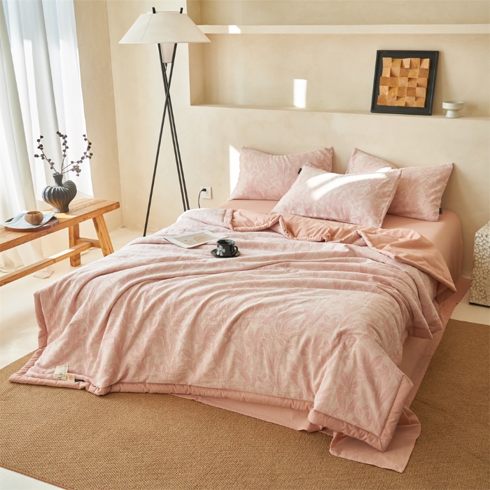 91家纺网 家纺一手货源 找家纺 金鹰 2025新款A类纯棉水洗棉提花三层纱叶之韵味空调被夏凉被大豆夏被四件套 叶之韵味-粉