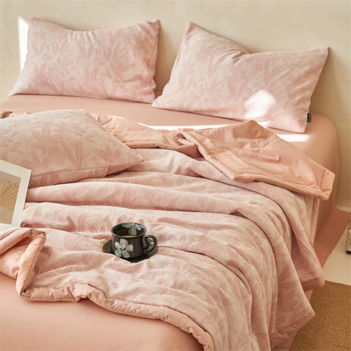 91家纺网 家纺一手货源 找家纺 金鹰 2025新款A类纯棉水洗棉提花三层纱叶之韵味空调被夏凉被大豆夏被四件套 叶之韵味-粉