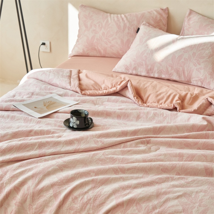 91家纺网 家纺一手货源 找家纺 金鹰 2025新款A类纯棉水洗棉提花三层纱叶之韵味空调被夏凉被大豆夏被四件套 叶之韵味-粉