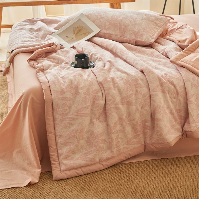 91家纺网 家纺一手货源 找家纺 金鹰 2025新款A类纯棉水洗棉提花三层纱叶之韵味空调被夏凉被大豆夏被四件套 叶之韵味-粉