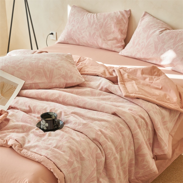 91家纺网 家纺一手货源 找家纺 金鹰 2025新款A类纯棉水洗棉提花三层纱叶之韵味空调被夏凉被大豆夏被四件套 叶之韵味-粉