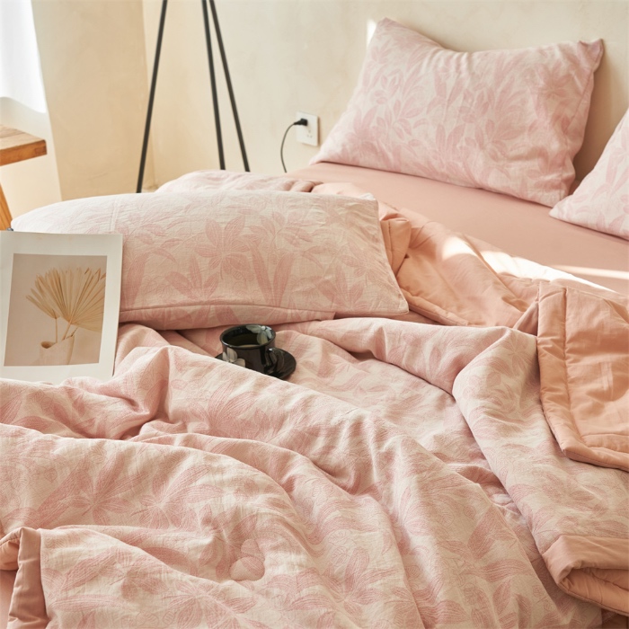 91家纺网 家纺一手货源 找家纺 金鹰 2025新款A类纯棉水洗棉提花三层纱叶之韵味空调被夏凉被大豆夏被四件套 叶之韵味-粉