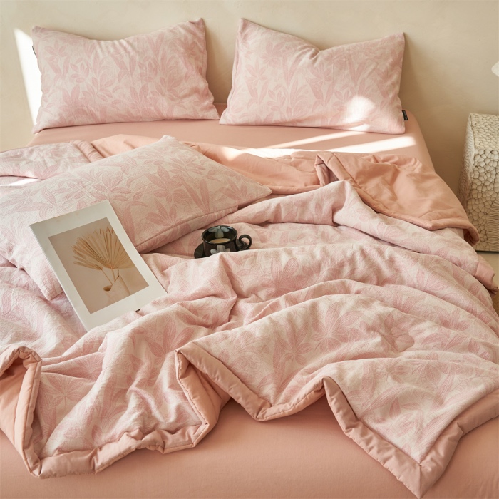 91家纺网 家纺一手货源 找家纺 金鹰 2025新款A类纯棉水洗棉提花三层纱叶之韵味空调被夏凉被大豆夏被四件套 叶之韵味-粉