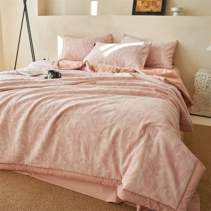 91家纺网 家纺一手货源 找家纺 金鹰 2025新款A类纯棉水洗棉提花三层纱叶之韵味空调被夏凉被大豆夏被四件套 叶之韵味-粉
