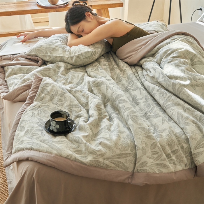 91家纺网 家纺一手货源 找家纺 金鹰 2025新款A类纯棉水洗棉提花三层纱叶之韵味空调被夏凉被大豆夏被四件套 叶之韵味-灰