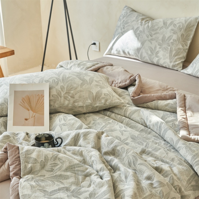 91家纺网 家纺一手货源 找家纺 金鹰 2025新款A类纯棉水洗棉提花三层纱叶之韵味空调被夏凉被大豆夏被四件套 叶之韵味-灰