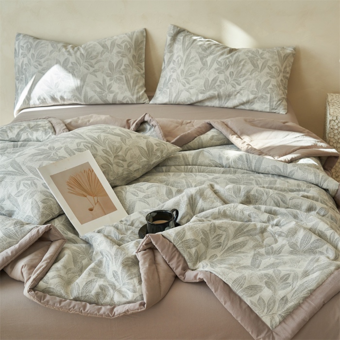 91家纺网 家纺一手货源 找家纺 金鹰 2025新款A类纯棉水洗棉提花三层纱叶之韵味空调被夏凉被大豆夏被四件套 叶之韵味-灰