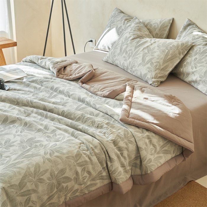 91家纺网 家纺一手货源 找家纺 金鹰 2025新款A类纯棉水洗棉提花三层纱叶之韵味空调被夏凉被大豆夏被四件套 叶之韵味-灰