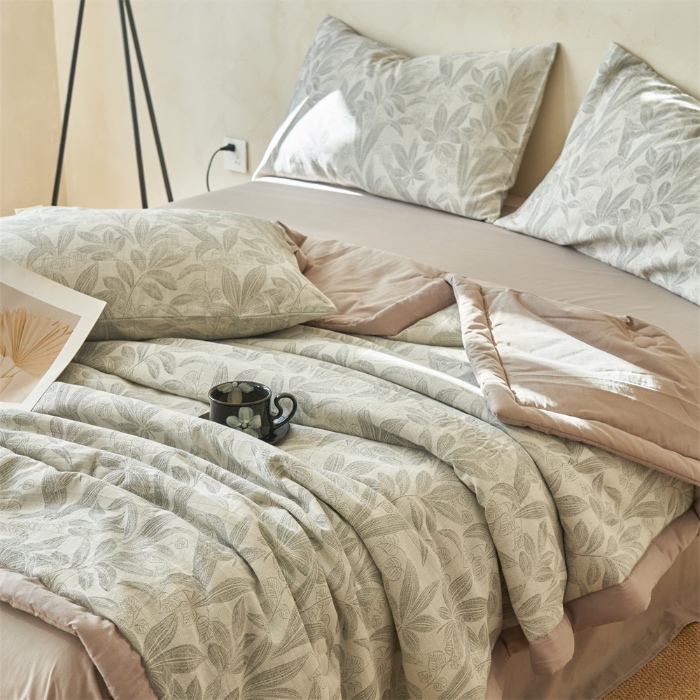 91家纺网 家纺一手货源 找家纺 金鹰 2025新款A类纯棉水洗棉提花三层纱叶之韵味空调被夏凉被大豆夏被四件套 叶之韵味-灰