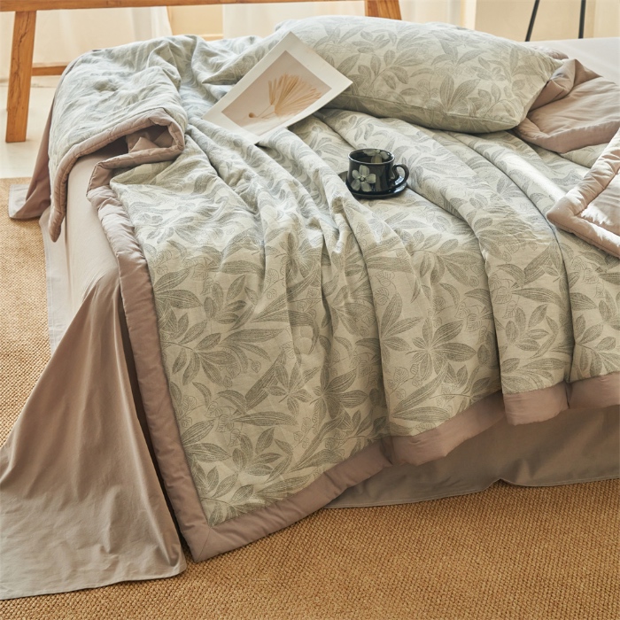 91家纺网 家纺一手货源 找家纺 金鹰 2025新款A类纯棉水洗棉提花三层纱叶之韵味空调被夏凉被大豆夏被四件套 叶之韵味-灰