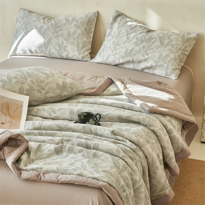 91家纺网 家纺一手货源 找家纺 金鹰 2025新款A类纯棉水洗棉提花三层纱叶之韵味空调被夏凉被大豆夏被四件套 叶之韵味-灰