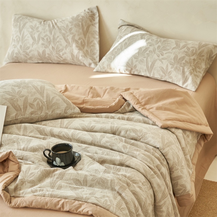 91家纺网 家纺一手货源 找家纺 金鹰 2025新款A类纯棉水洗棉提花三层纱叶之韵味空调被夏凉被大豆夏被四件套 叶之韵味-驼