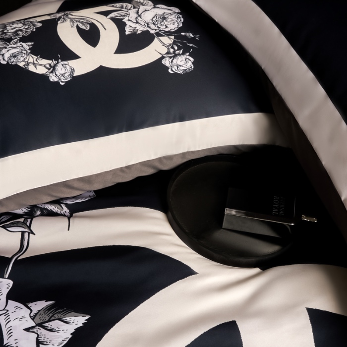 91家纺网 家纺一手货源 找家纺 花沐 2025春夏新款凉感冰丝四件套系列 冰丝黑香花