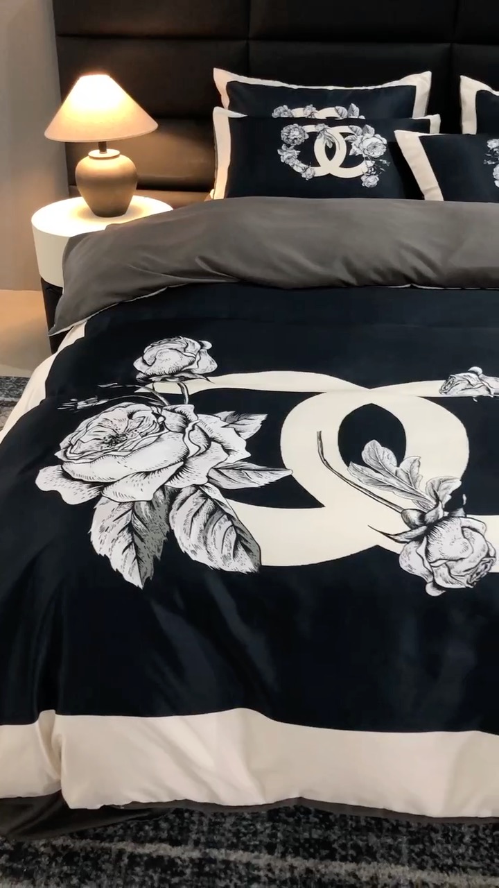 91家纺网 家纺一手货源 找家纺 花沐 2025春夏新款凉感冰丝四件套系列 冰丝黑香花