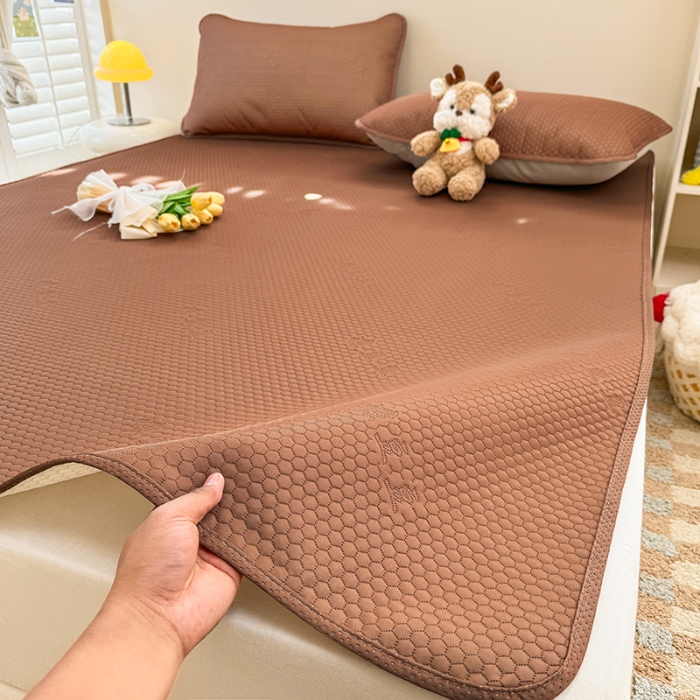 91家纺网 家纺一手货源 找家纺 阿亮家居 2025新款凉席凉豆豆单包边可水席单凉席三件套冰豆豆席 小米粒气质咖床席款