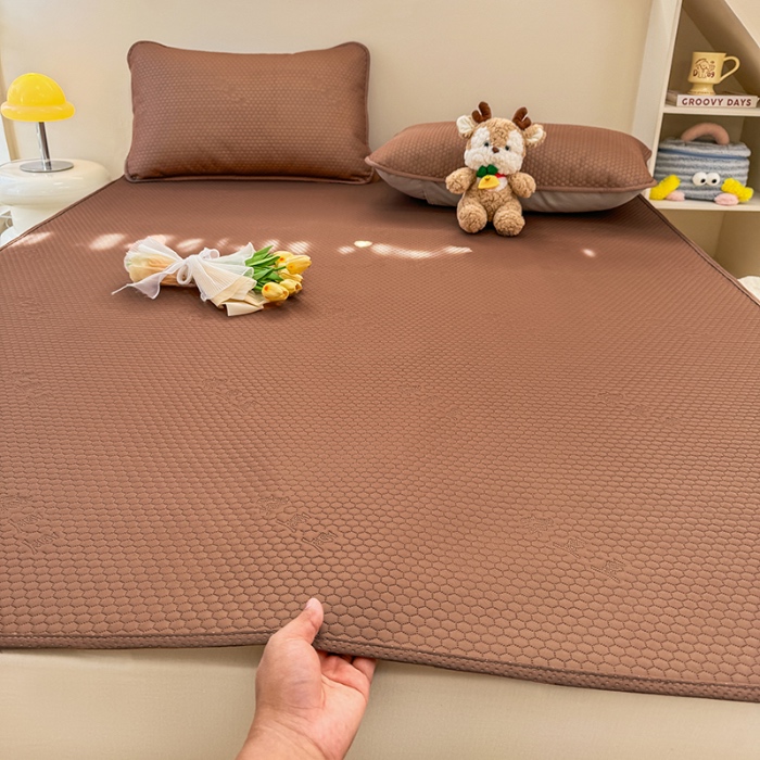 91家纺网 家纺一手货源 找家纺 阿亮家居 2025新款凉席凉豆豆单包边可水席单凉席三件套冰豆豆席 小米粒气质咖床席款