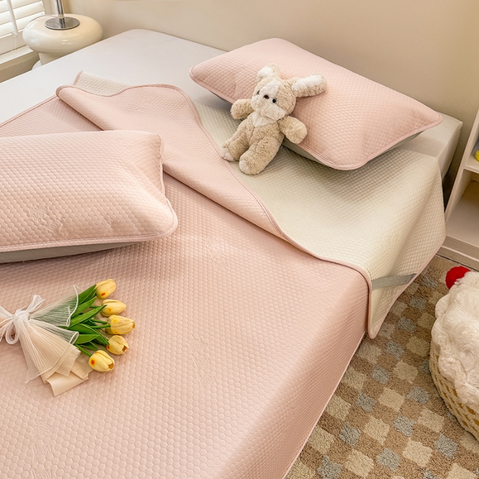 91家纺网 家纺一手货源 找家纺 阿亮家居 2025新款凉席凉豆豆单包边可水席单凉席三件套冰豆豆席 小米粒樱花粉床席款