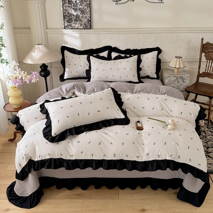 91家纺网 家纺一手货源 找家纺 （总）苏米娜家纺2025法式赫本风四季跑量款花边夹棉床盖加厚水洗棉泡泡棉糯感印花韩版床盖床盖四件套法式赫本风榻榻米绗缝床盖夹棉床盖纯色印花
