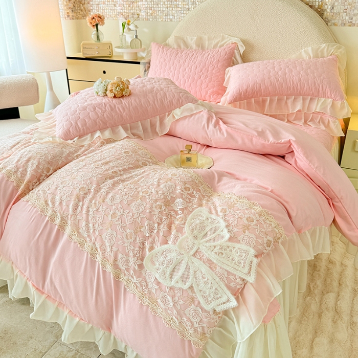 91家纺网 家纺一手货源 找家纺 苏米娜2025韩版法式公主风水洗棉立体花绣花床盖款四件套针织双层纱纯棉麻甜美公主少女心蕾丝花边夹棉床裙款床盖四件套 法派甜心--樱花粉