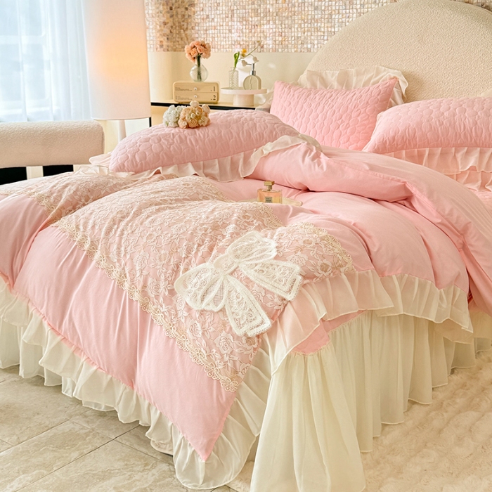 91家纺网 家纺一手货源 找家纺 苏米娜2025韩版法式公主风水洗棉立体花绣花床盖款四件套针织双层纱纯棉麻甜美公主少女心蕾丝花边夹棉床裙款床盖四件套 法派甜心--樱花粉