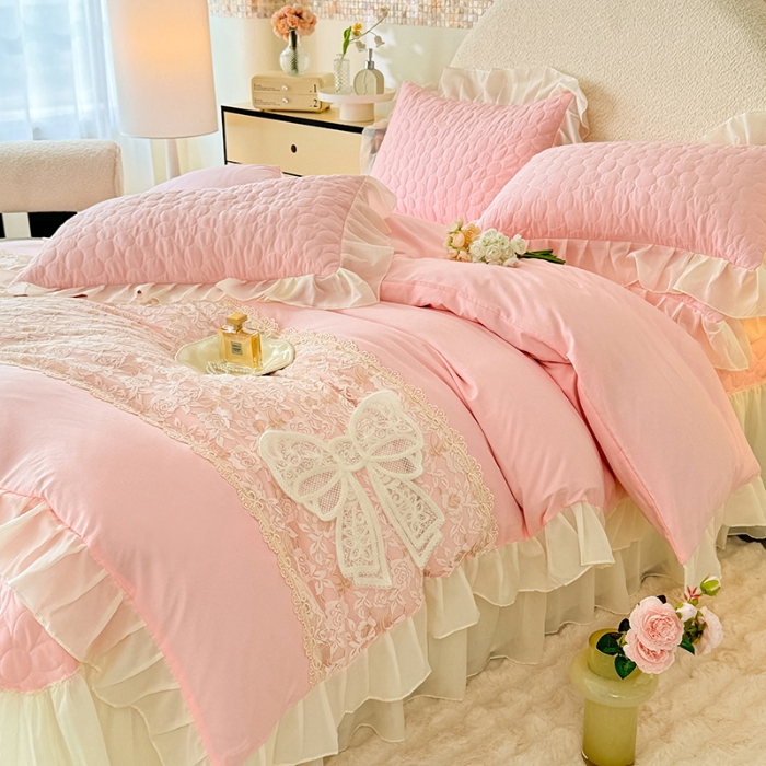 91家纺网 家纺一手货源 找家纺 苏米娜2025韩版法式公主风水洗棉立体花绣花床盖款四件套针织双层纱纯棉麻甜美公主少女心蕾丝花边夹棉床裙款床盖四件套 法派甜心--樱花粉