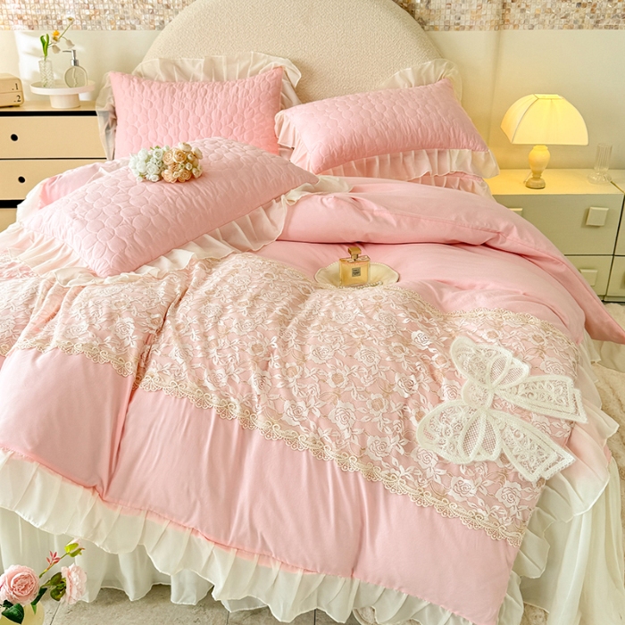 91家纺网 家纺一手货源 找家纺 苏米娜2025韩版法式公主风水洗棉立体花绣花床盖款四件套针织双层纱纯棉麻甜美公主少女心蕾丝花边夹棉床裙款床盖四件套 法派甜心--樱花粉