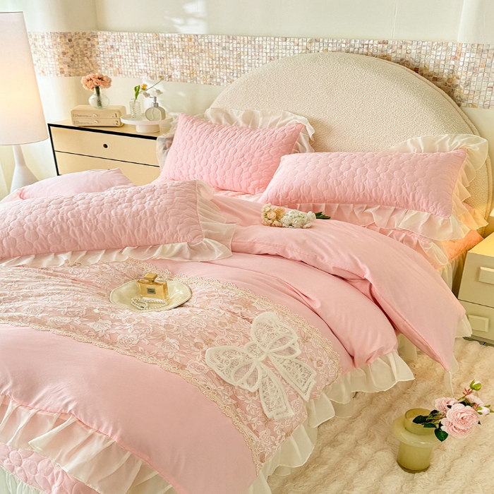 91家纺网 家纺一手货源 找家纺 苏米娜2025韩版法式公主风水洗棉立体花绣花床盖款四件套针织双层纱纯棉麻甜美公主少女心蕾丝花边夹棉床裙款床盖四件套 法派甜心--樱花粉