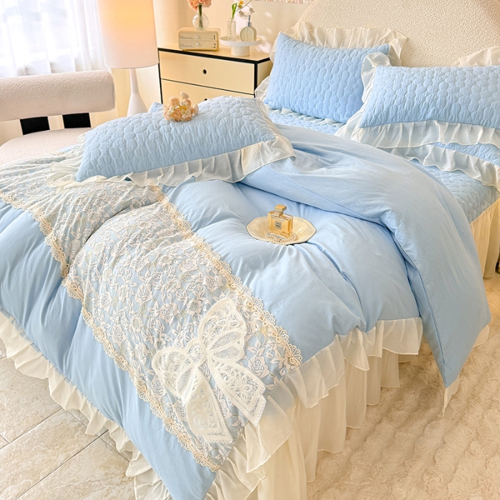 91家纺网 家纺一手货源 找家纺 苏米娜2025韩版法式公主风水洗棉立体花绣花床盖款四件套针织双层纱纯棉麻甜美公主少女心蕾丝花边夹棉床裙款床盖四件套 法派甜心--婴儿蓝