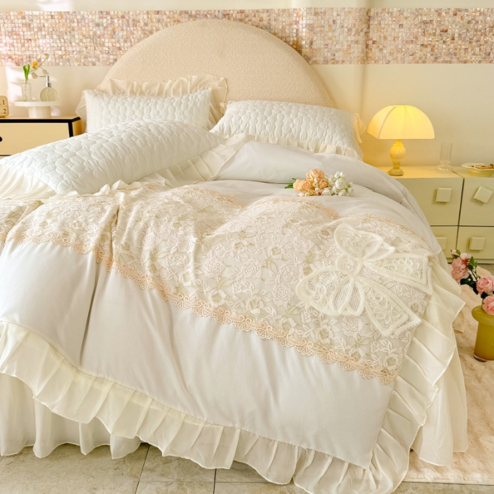 91家纺网 家纺一手货源 找家纺 苏米娜2025韩版法式公主风水洗棉立体花绣花床盖款四件套针织双层纱纯棉麻甜美公主少女心蕾丝花边夹棉床裙款床盖四件套 法派甜心--奶昔白 