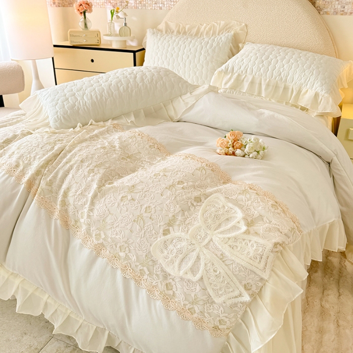 91家纺网 家纺一手货源 找家纺 苏米娜2025韩版法式公主风水洗棉立体花绣花床盖款四件套针织双层纱纯棉麻甜美公主少女心蕾丝花边夹棉床裙款床盖四件套 法派甜心--奶昔白 