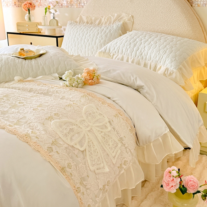 91家纺网 家纺一手货源 找家纺 苏米娜2025韩版法式公主风水洗棉立体花绣花床盖款四件套针织双层纱纯棉麻甜美公主少女心蕾丝花边夹棉床裙款床盖四件套 法派甜心--奶昔白 