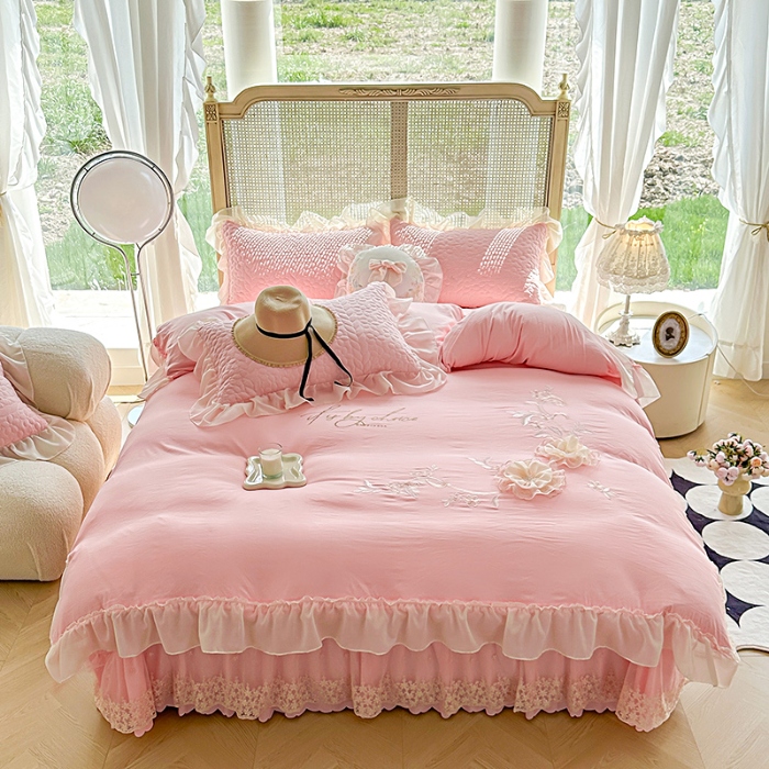 91家纺网 家纺一手货源 找家纺 苏米娜2025韩版法式公主风水洗棉立体花绣花床盖款四件套针织双层纱纯棉麻甜美公主少女心蕾丝花边夹棉床裙款床盖四件套 玛奇朵--樱花粉