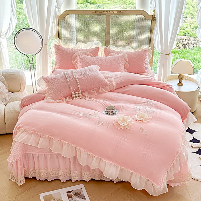 91家纺网 家纺一手货源 找家纺 苏米娜2025韩版法式公主风水洗棉立体花绣花床盖款四件套针织双层纱纯棉麻甜美公主少女心蕾丝花边夹棉床裙款床盖四件套 玛奇朵--樱花粉
