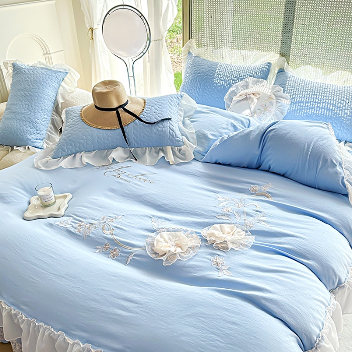 91家纺网 家纺一手货源 找家纺 苏米娜2025韩版法式公主风水洗棉立体花绣花床盖款四件套针织双层纱纯棉麻甜美公主少女心蕾丝花边夹棉床裙款床盖四件套 玛奇朵--婴儿蓝
