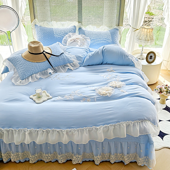 91家纺网 家纺一手货源 找家纺 苏米娜2025韩版法式公主风水洗棉立体花绣花床盖款四件套针织双层纱纯棉麻甜美公主少女心蕾丝花边夹棉床裙款床盖四件套 玛奇朵--婴儿蓝