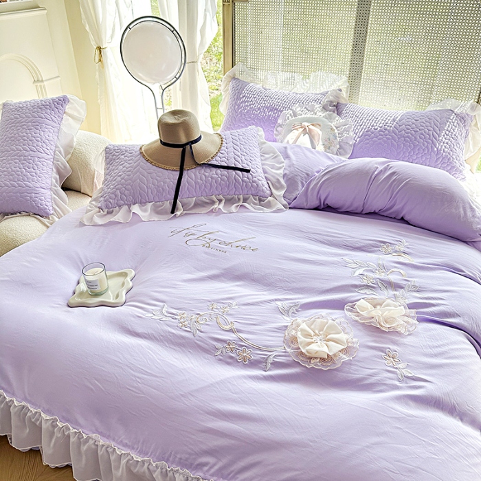 91家纺网 家纺一手货源 找家纺 苏米娜2025韩版法式公主风水洗棉立体花绣花床盖款四件套针织双层纱纯棉麻甜美公主少女心蕾丝花边夹棉床裙款床盖四件套 玛奇朵--梦幻紫
