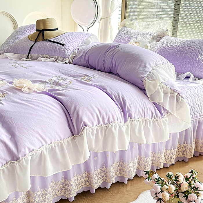 91家纺网 家纺一手货源 找家纺 苏米娜2025韩版法式公主风水洗棉立体花绣花床盖款四件套针织双层纱纯棉麻甜美公主少女心蕾丝花边夹棉床裙款床盖四件套 玛奇朵--梦幻紫