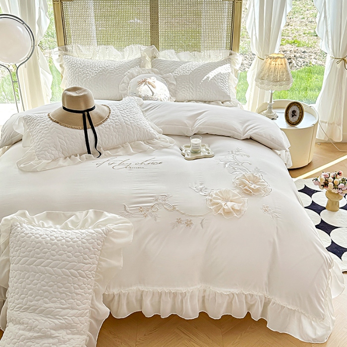 91家纺网 家纺一手货源 找家纺 苏米娜2025韩版法式公主风水洗棉立体花绣花床盖款四件套针织双层纱纯棉麻甜美公主少女心蕾丝花边夹棉床裙款床盖四件套 玛奇朵--奶昔白