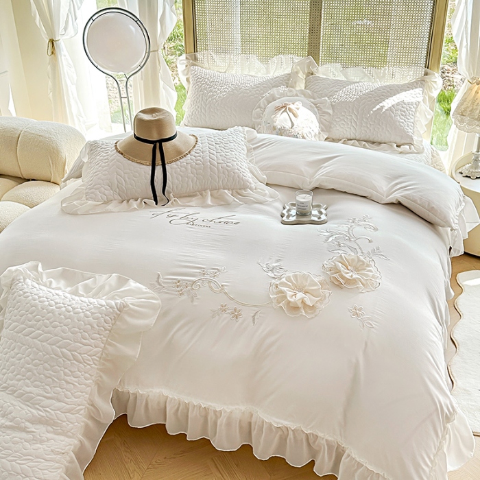 91家纺网 家纺一手货源 找家纺 苏米娜2025韩版法式公主风水洗棉立体花绣花床盖款四件套针织双层纱纯棉麻甜美公主少女心蕾丝花边夹棉床裙款床盖四件套 玛奇朵--奶昔白