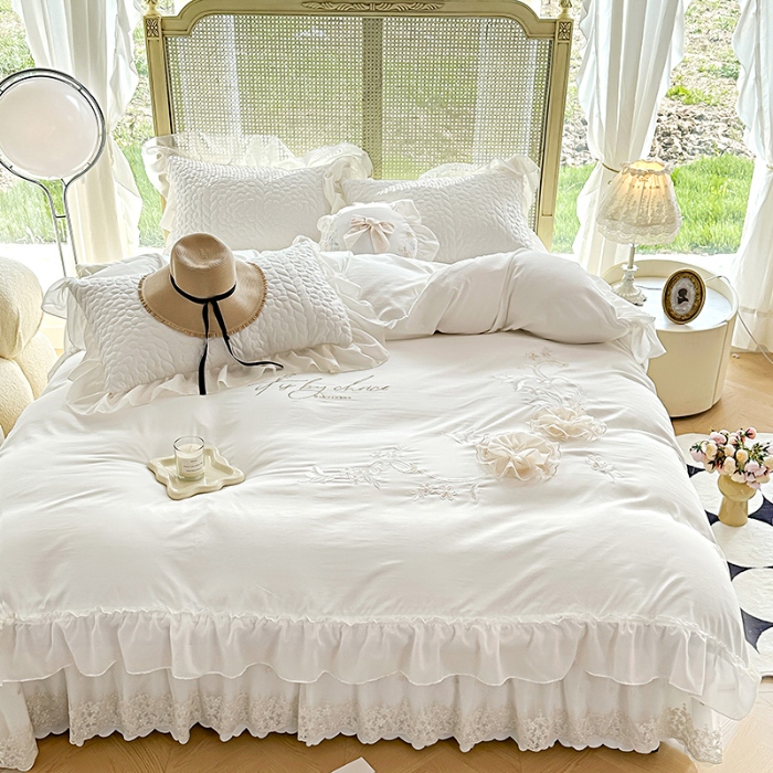 91家纺网 家纺一手货源 找家纺 苏米娜2025韩版法式公主风水洗棉立体花绣花床盖款四件套针织双层纱纯棉麻甜美公主少女心蕾丝花边夹棉床裙款床盖四件套 玛奇朵--奶昔白