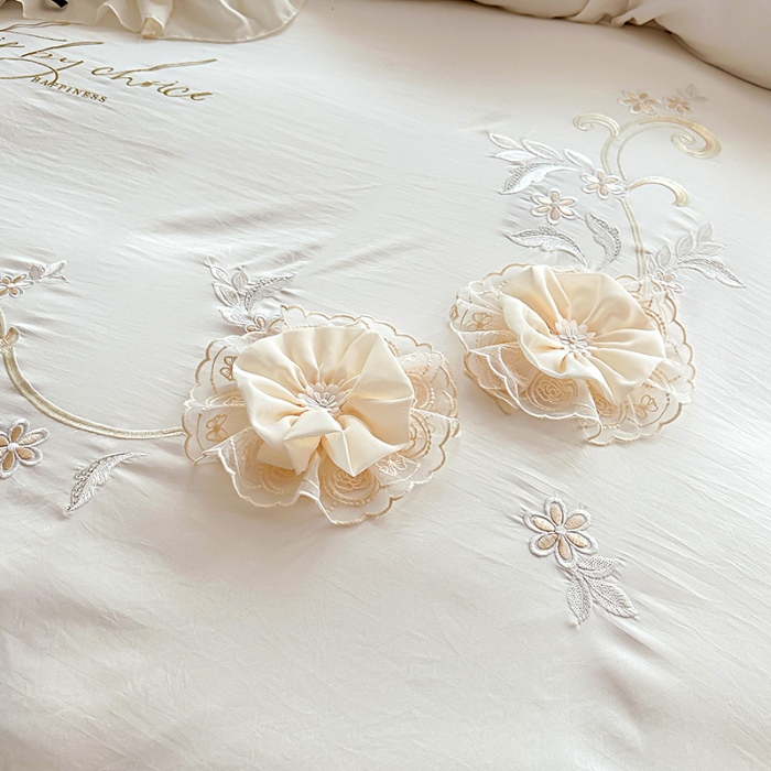 91家纺网 家纺一手货源 找家纺 苏米娜2025韩版法式公主风水洗棉立体花绣花床盖款四件套针织双层纱纯棉麻甜美公主少女心蕾丝花边夹棉床裙款床盖四件套 玛奇朵--奶昔白