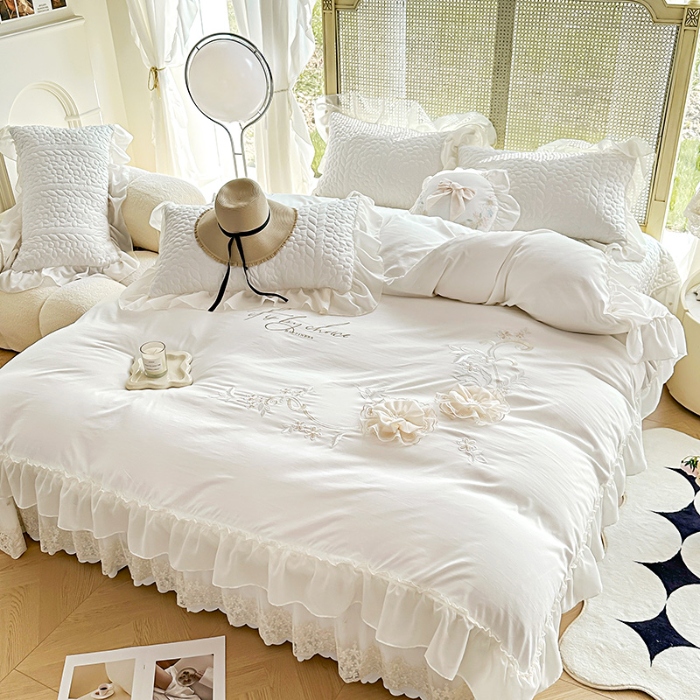 91家纺网 家纺一手货源 找家纺 苏米娜2025韩版法式公主风水洗棉立体花绣花床盖款四件套针织双层纱纯棉麻甜美公主少女心蕾丝花边夹棉床裙款床盖四件套 玛奇朵--奶昔白