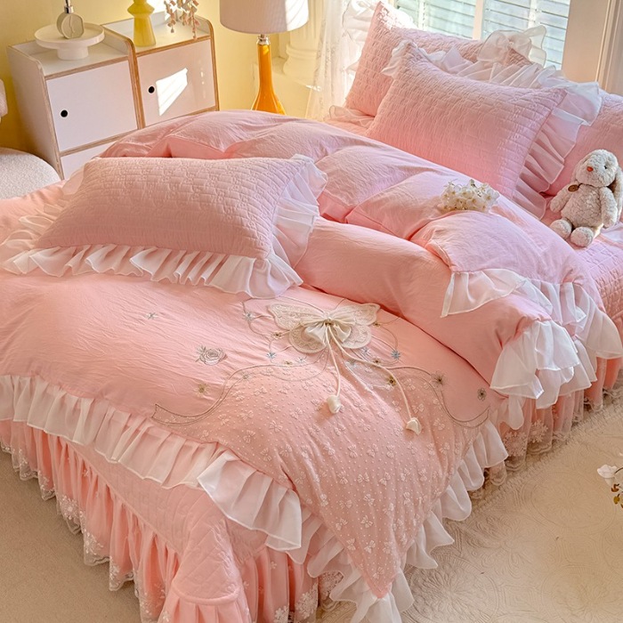 91家纺网 家纺一手货源 找家纺 （总）苏米娜家纺2025春夏新品韩版甜美公主风超柔水洗棉床盖四件套刺绣针织棉双层纱纯棉棉麻全棉少女心夹棉床裙款夏被款床盖四件套