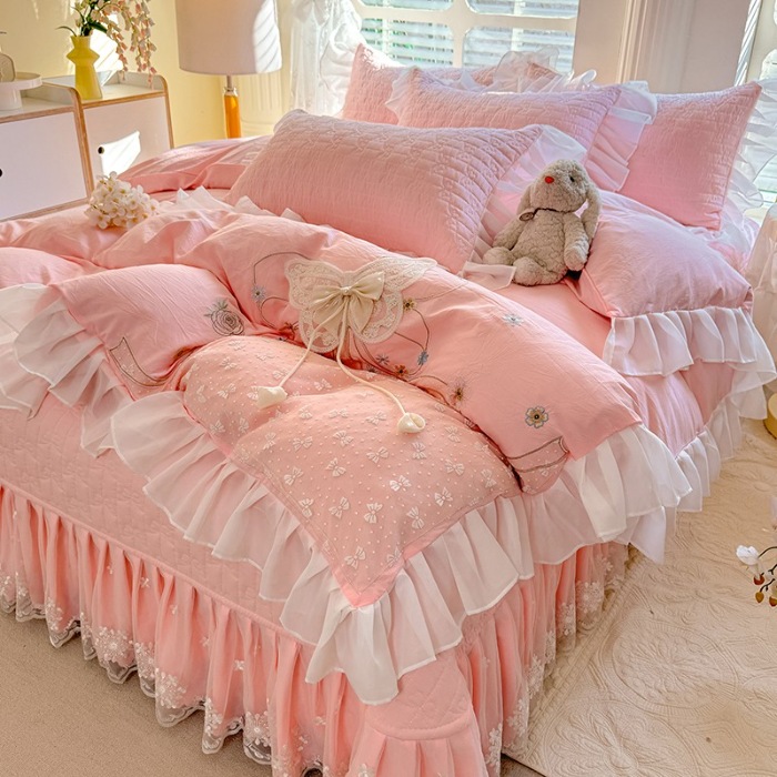 91家纺网 家纺一手货源 找家纺 （总）苏米娜家纺2025春夏新品韩版甜美公主风超柔水洗棉床盖四件套刺绣针织棉双层纱纯棉棉麻全棉少女心夹棉床裙款夏被款床盖四件套