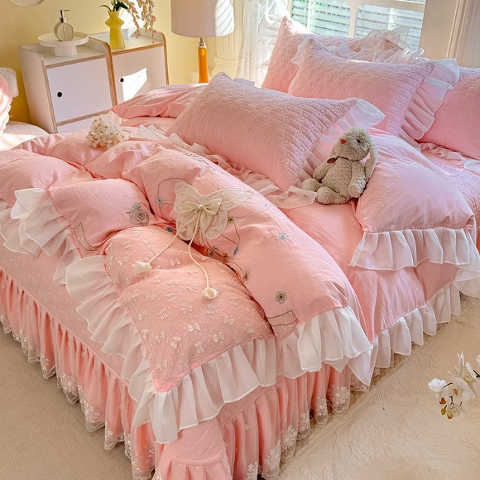 91家纺网 家纺一手货源 找家纺 （总）苏米娜家纺2025春夏新品韩版甜美公主风超柔水洗棉床盖四件套刺绣针织棉双层纱纯棉棉麻全棉少女心夹棉床裙款夏被款床盖四件套