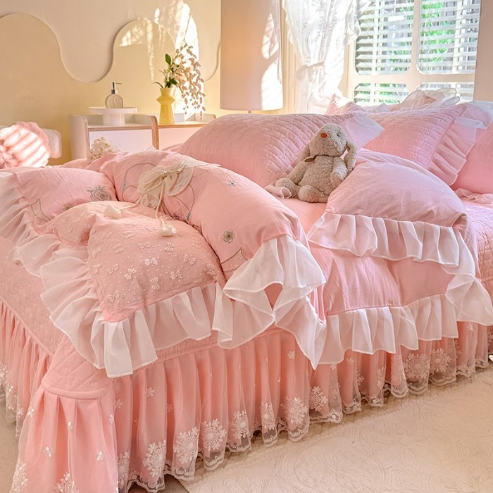 91家纺网 家纺一手货源 找家纺 （总）苏米娜家纺2025春夏新品韩版甜美公主风超柔水洗棉床盖四件套刺绣针织棉双层纱纯棉棉麻全棉少女心夹棉床裙款夏被款床盖四件套