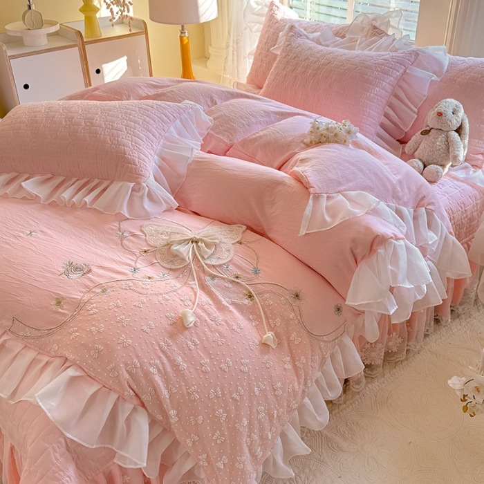 91家纺网 家纺一手货源 找家纺 （总）苏米娜家纺2025春夏新品韩版甜美公主风超柔水洗棉床盖四件套刺绣针织棉双层纱纯棉棉麻全棉少女心夹棉床裙款夏被款床盖四件套